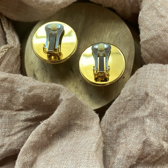 Lapor Vintage Gold Tone Earrings. - Picture 3 of 5